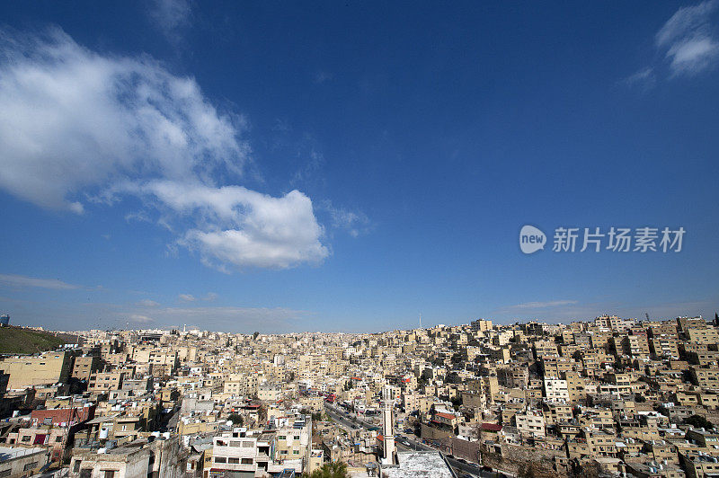 约旦安曼，从Jabal al-Qala 'a山上俯瞰蓝天下的安曼城市景观